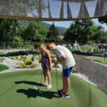 Dzieci grające w golfa