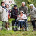 grupa seniorów podczas spaceru