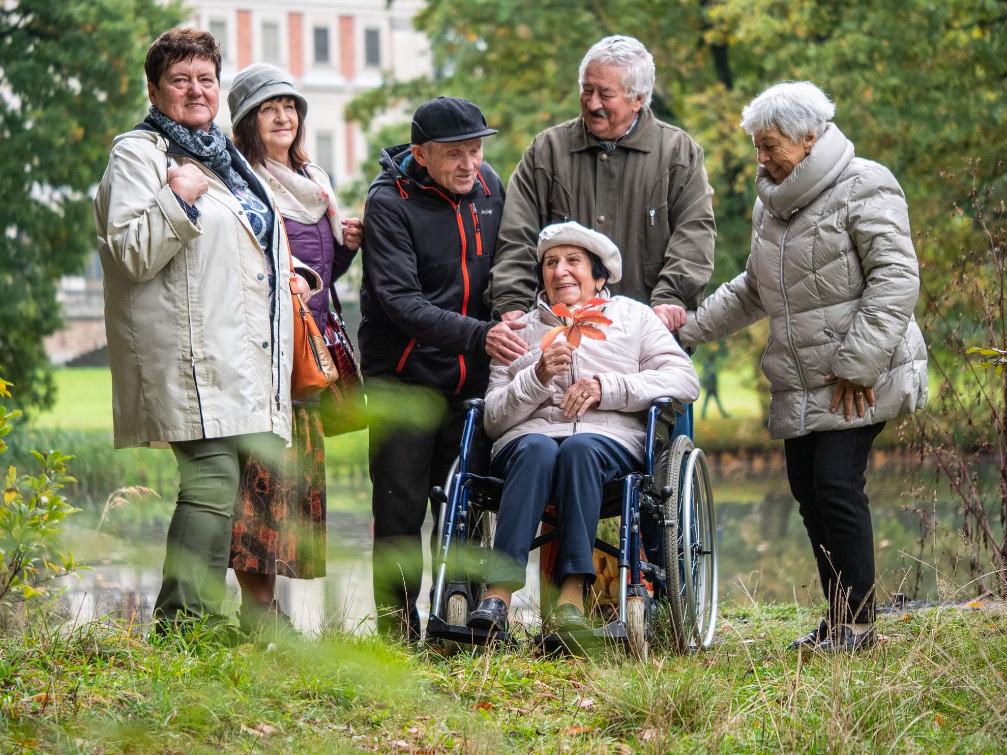 grupa seniorów podczas spaceru