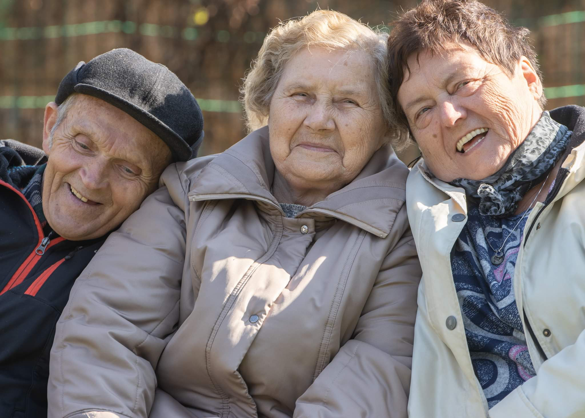 seniorzy siedzący na ławce