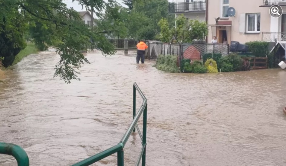 zdjęcie zalanej ulicy