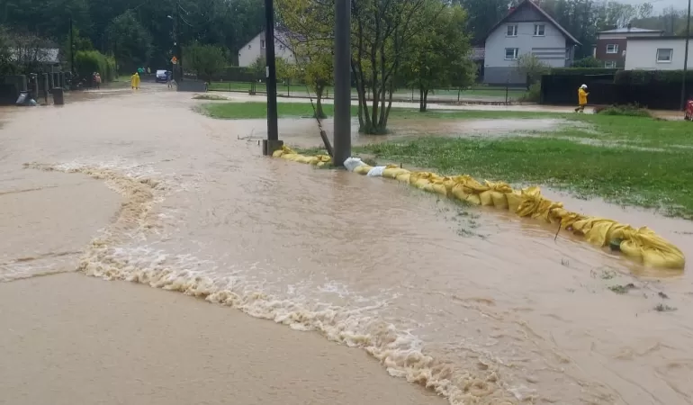 interwencje strażakow na zalanej ulicy