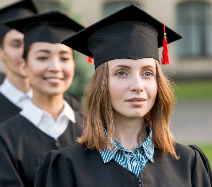 zdjęcie kobiety w czapce z college